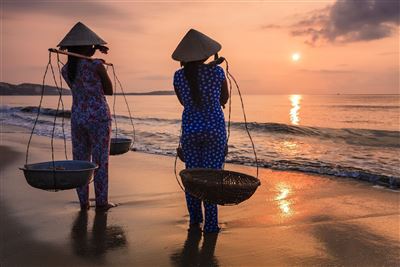 {image.media_title -> f:transform.html())} {image.copyright -> f:transform.html())}